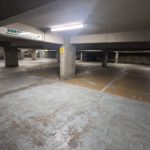 Deuxième niveau du parking du Breuil au Puy-en-Velay, un après-midi en semaine au mois de juin.