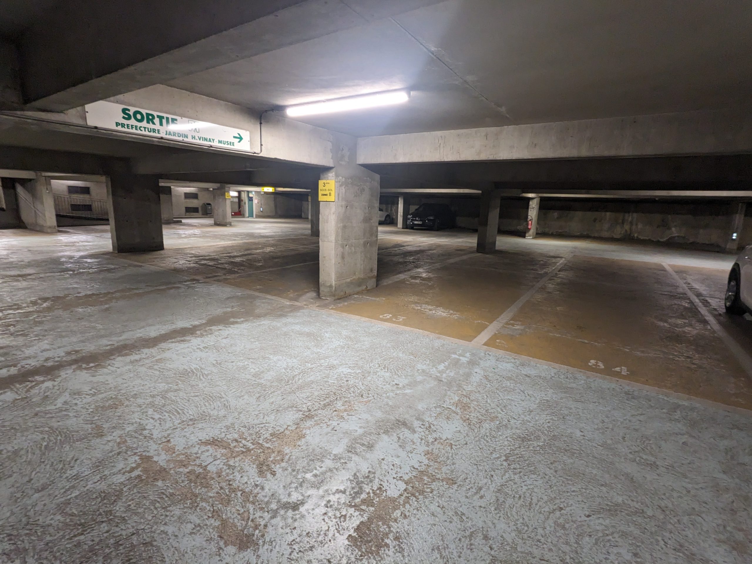 Deuxième niveau du parking du Breuil au Puy-en-Velay, un après-midi en semaine au mois de juin.
